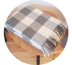 Vlnená deka so strapcami – 100% ovčia vlna, 400 g/m2, károvaná Šedo - biela