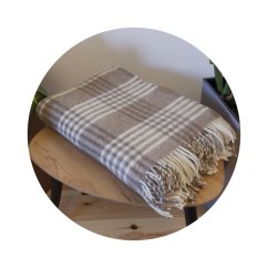 Vlnená deka so strapcami – 100% ovčia vlna, 400 g/m2, károvaná Hnedo - biela